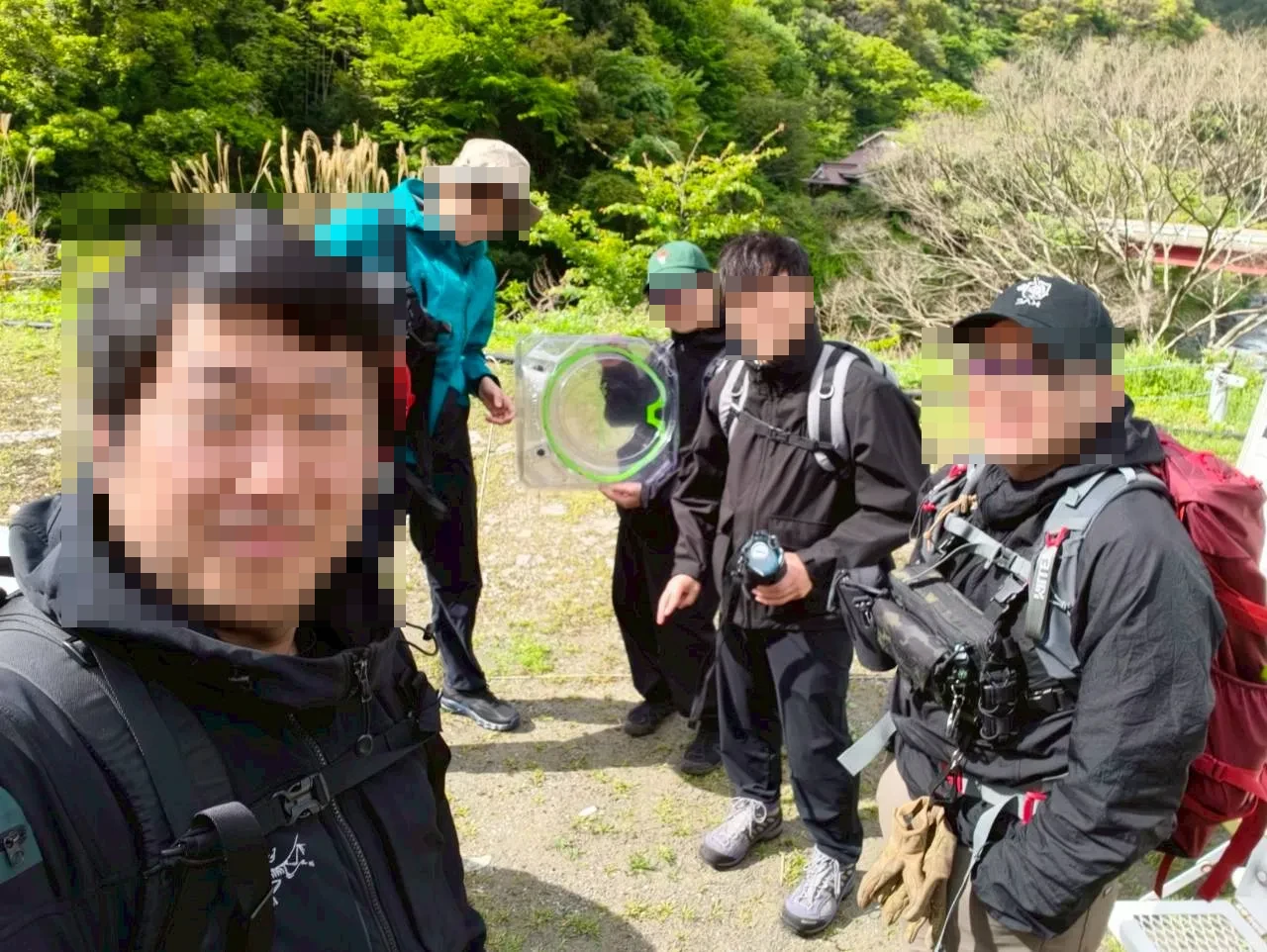 登山口付近での集合写真。5人で出発前に記念撮影。